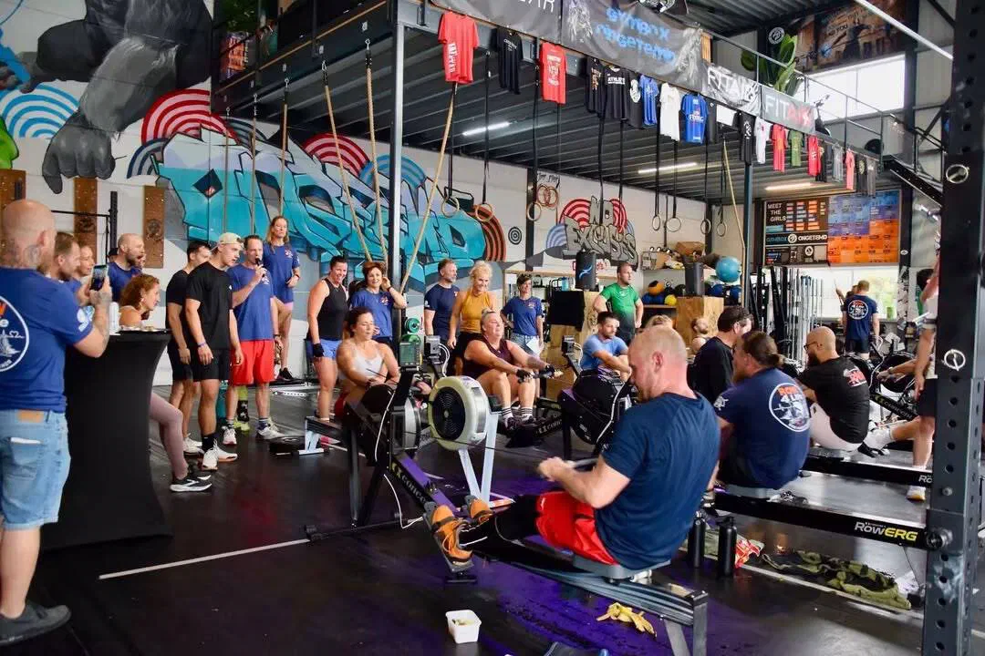 Roeiers in actie op de roeimachines tijdens de Row 4 Life marathon