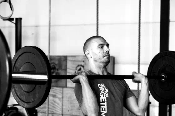 Atleet in de front rack met een barbell tijdens Barbell Club