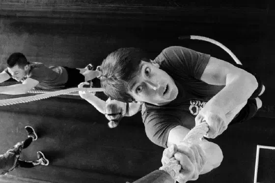 Sporter werkt aan techniek met een kettlebell tijdens een beginners-WOD
