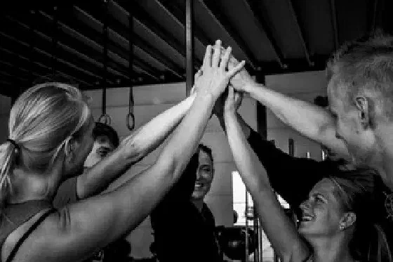 Leden geven elkaar een high five na de training