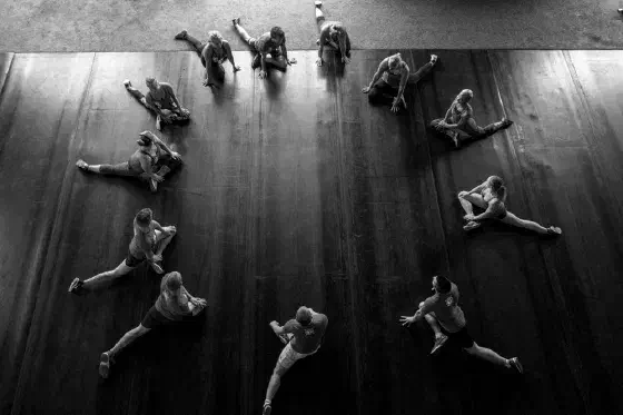 Groep doet Power Yoga op de vloer van de box