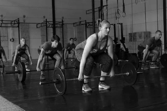 Sporters tijdens een WOD met barbells bij Gymbox Ongetemd